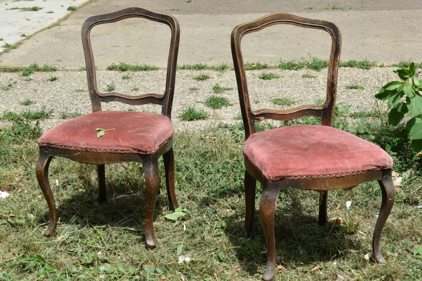 Duas cadeiras clássicas com o estofo gasto, antes do restauro